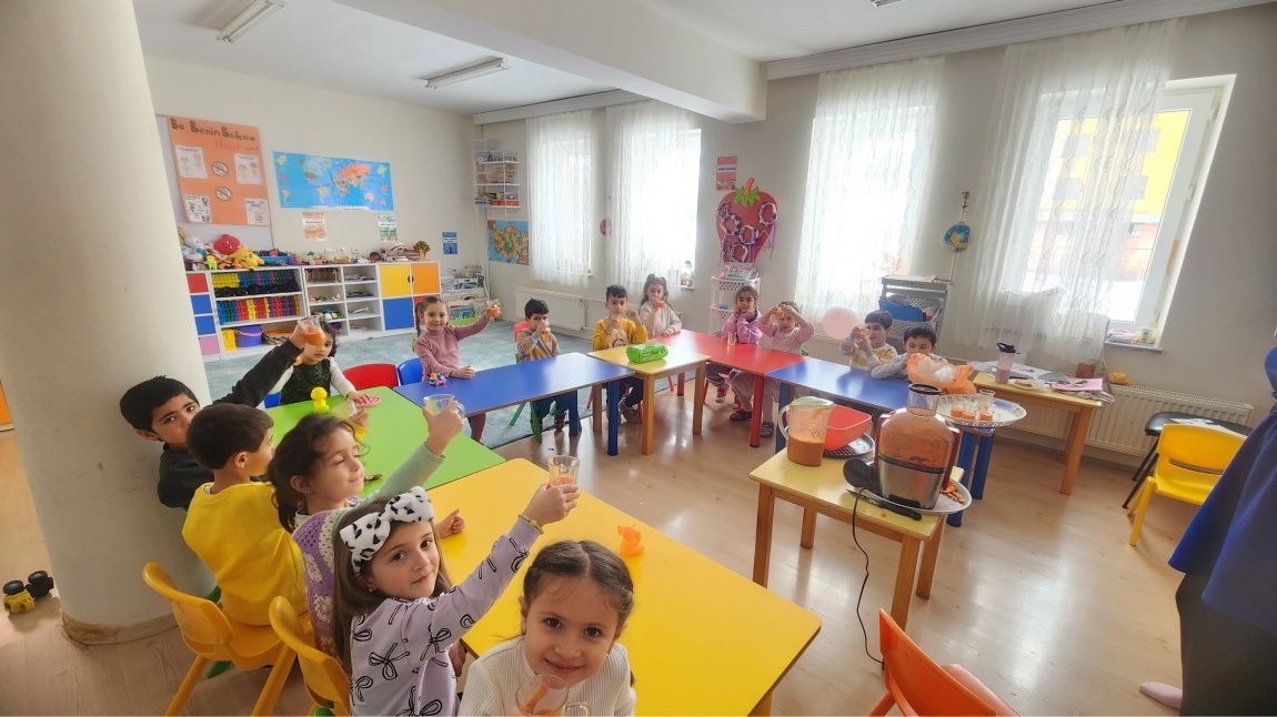 AİLE KATILIMI : HAVUÇ SUYU SIKMA ETKİNLİĞİ